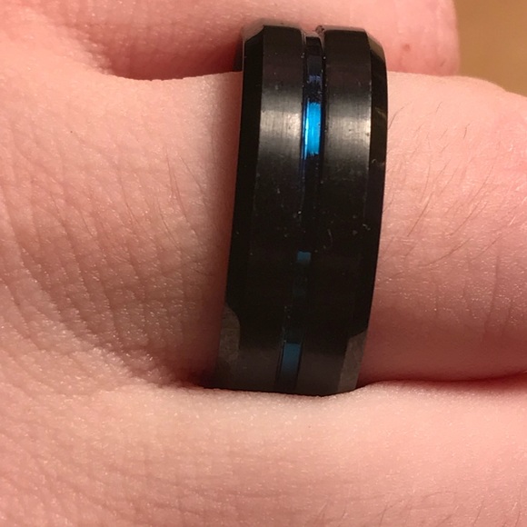 Men’s Ring/Wedding Band - Picture 2 of 5